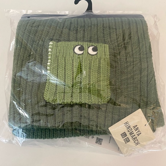 Anya Hindmarch x Uniqlo Scarf NWT - Picture 3 of 4